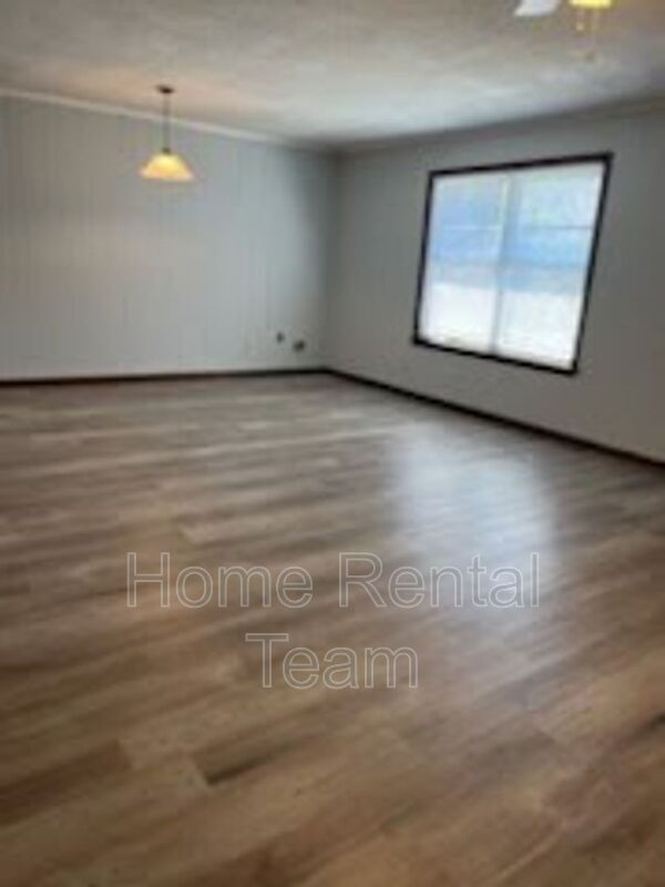 Building Photo - 33 Dogwood Ave