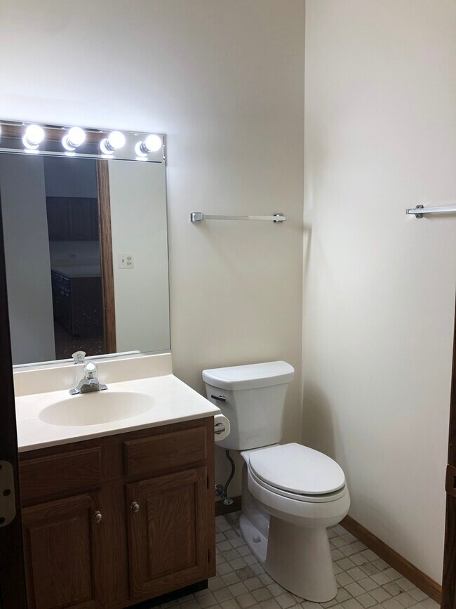 Building Photo - 116 W Center St