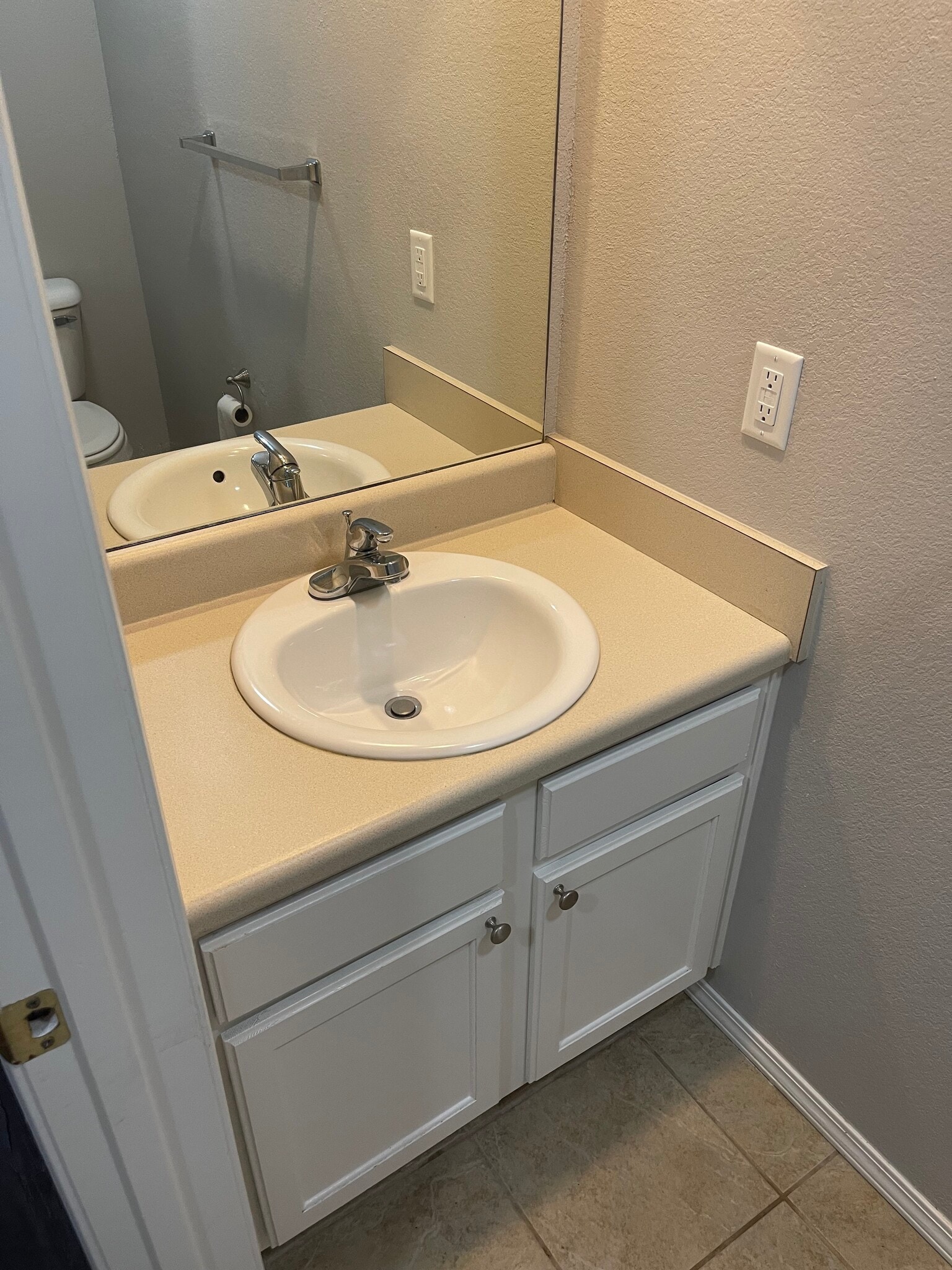 downstaris bath - 2317 W Skyler Dr