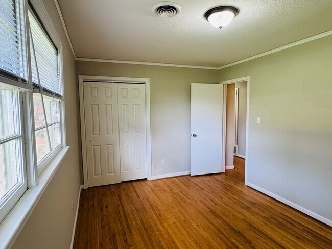 Building Photo - Freshly Renovated 4-Bedroom Retreat!