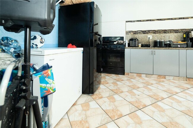 Building Photo - 298 E 3rd St