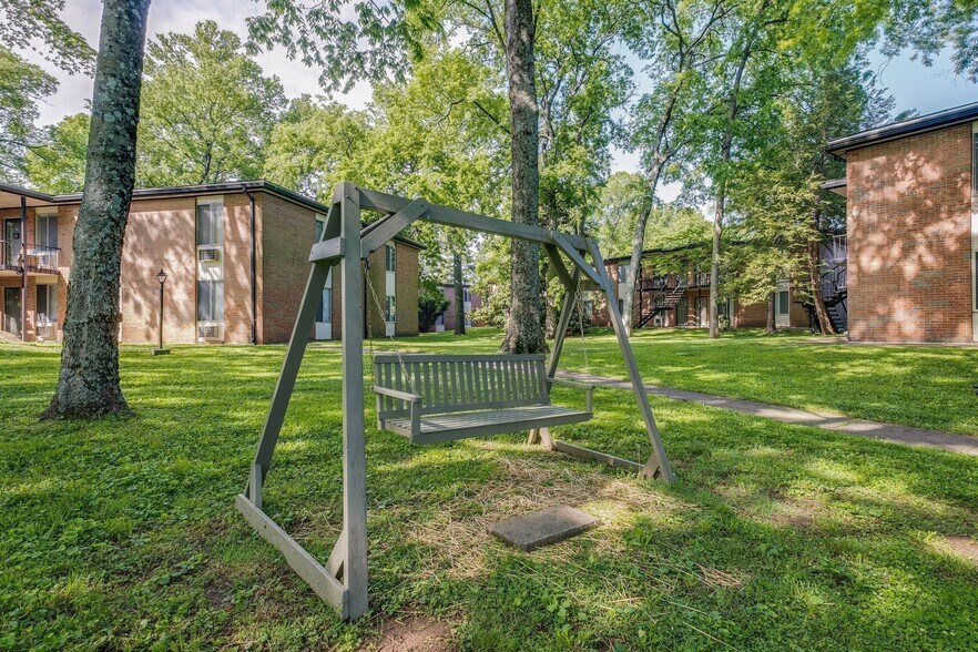 Building Photo - 2601 Hillsboro Pike