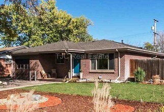 Building Photo - Massive Backyard!