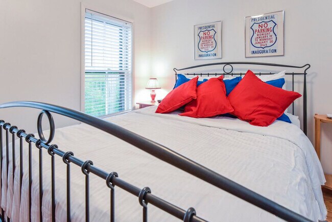 Building Photo - 1127 Independence Ave SE