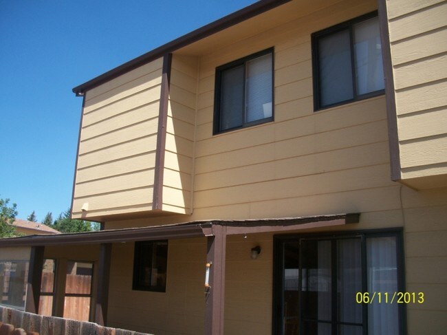 Building Photo - 5001 E Villa Cir