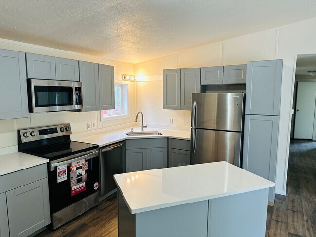 Building Photo - Newly Remodeled Acreage Property