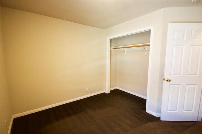 Building Photo - 600 Kawnee Dr