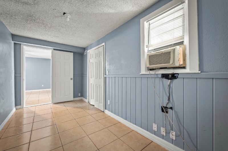 Building Photo - 304 Bernard Rd