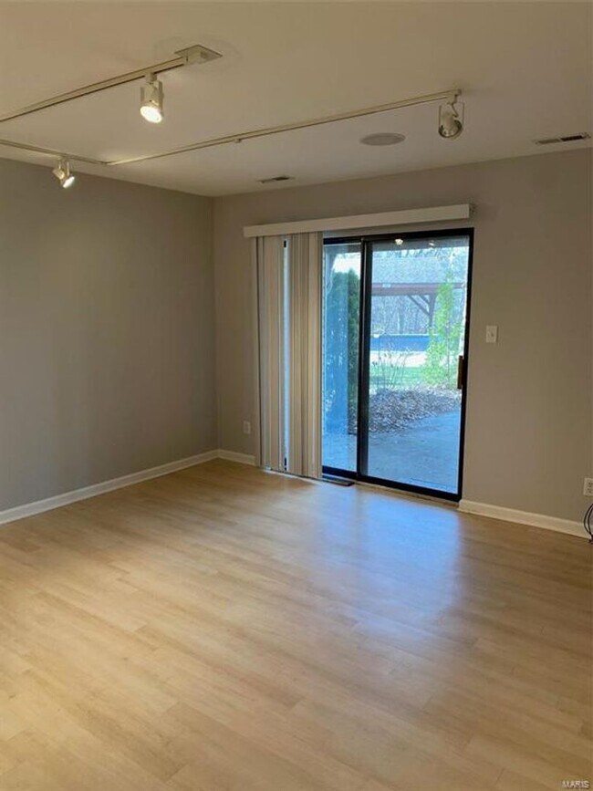 Building Photo - 869 Forest Trace Dr