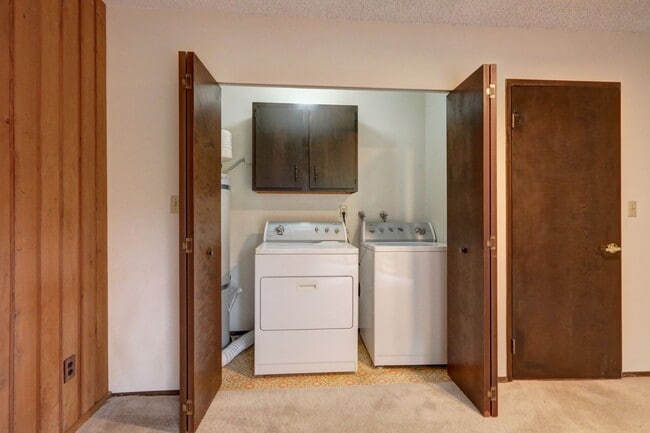 Building Photo - Spacious 4BR 2.75BA Tri-level home in quie...
