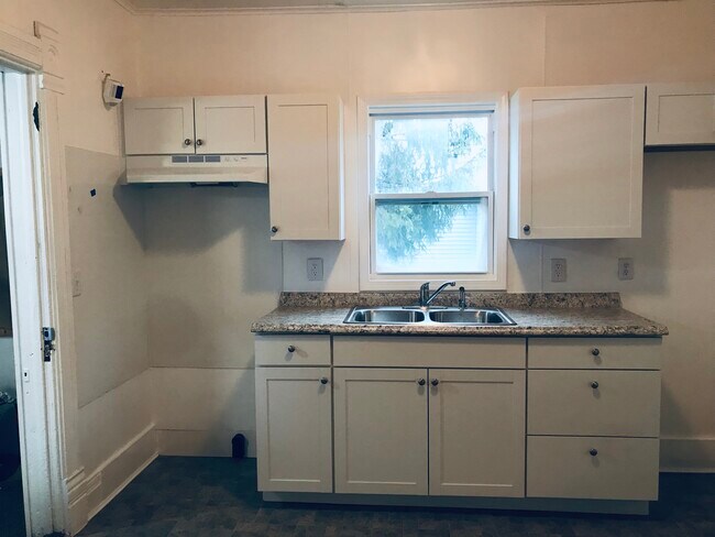 Building Photo - 616 W Wolf Ave