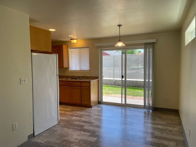 Building Photo - Beautiful 2 Bedroom 1.5 Bath Townhome Loca...