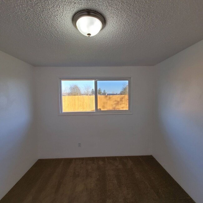 Building Photo - Cozy 2 Bed, 1 Bath duplex with large yard - Won't Last Long!