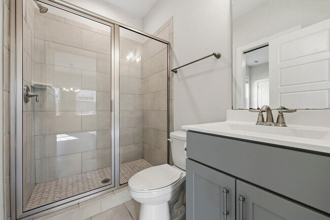 Building Photo - Gorgeous 4be/3ba With Fenced-In Backyard