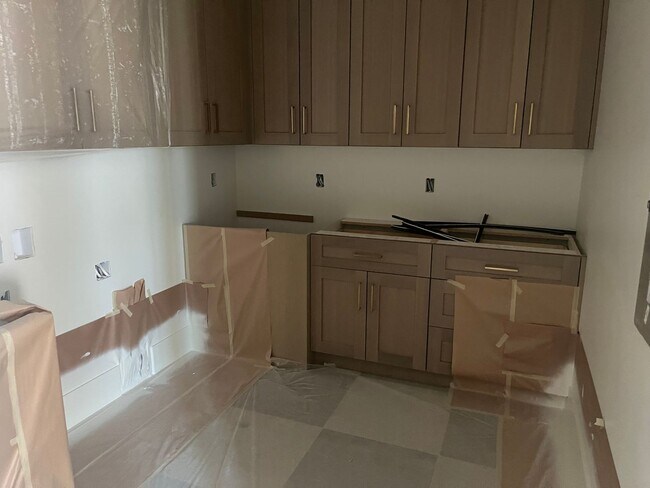 Building Photo - Gorgeous 6 bedroom with Pool and RV Garage