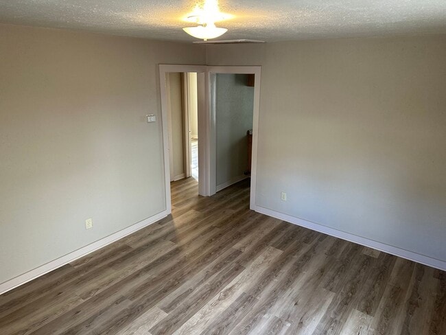 Building Photo - 2 Bedroom, 1 Bathroom Home with large backyard, near Downtown Springdale