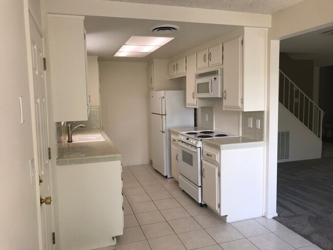 Building Photo - La Canada Townhome Quiet Community 2 Bedroom