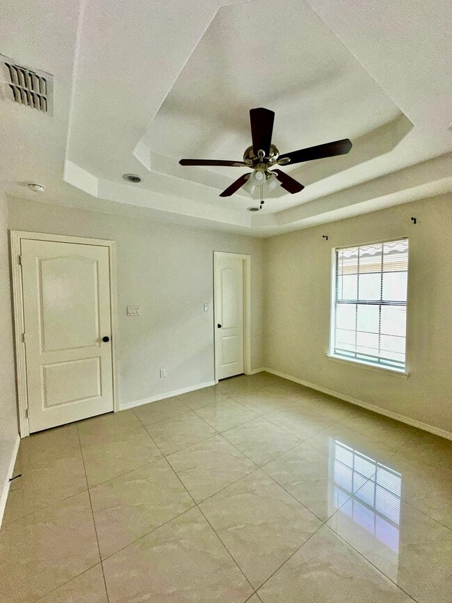 Building Photo - 207 S Ridge Ln