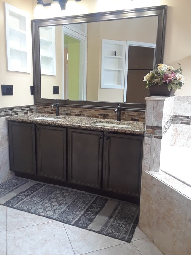 Building Photo - Spacious 4-Bedroom Home in Poinciana!