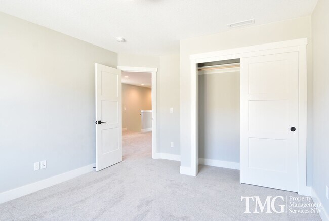 Building Photo - AmazingTownhome with Stunning Finishes! 1900+ Sq Ft, Fenced Yard!