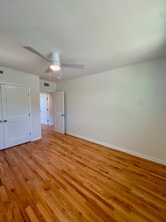 Building Photo - Newly Renovated Three Bedrooms Condo in South Windermere