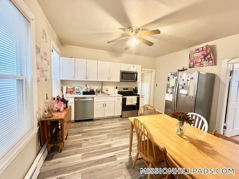 Building Photo - 19 Sachem St