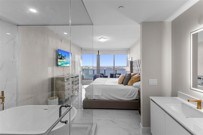 Building Photo - 700 NE Miami Pl