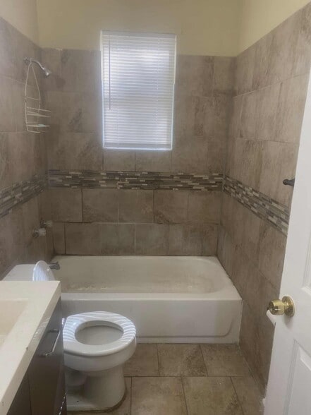 Building Photo - 95 W Mallory Ave