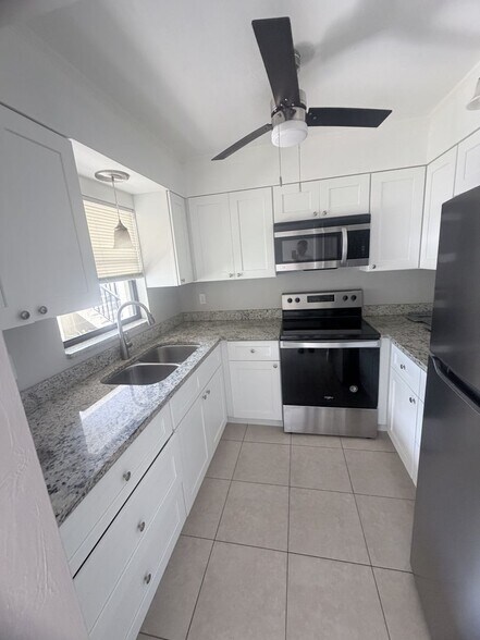 Building Photo - 130-136 Cape Coral Pkwy W