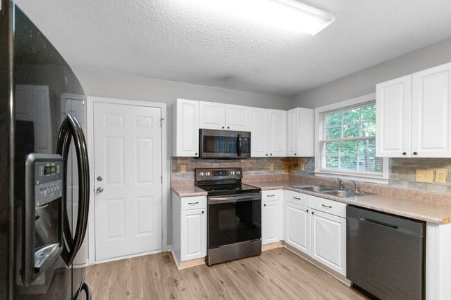 Building Photo - Spacious 2-Story Home with Finished Basement!