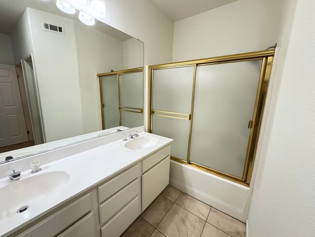 Building Photo - Beautiful 2Bd/2.5Ba Townhome in Rancho Santa Margarita w/2 Car Garage!