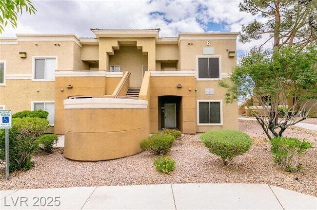 Building Photo - GORGEOUS 2 BEDROOMS UNIT*UPGRADED*TONS OF ...