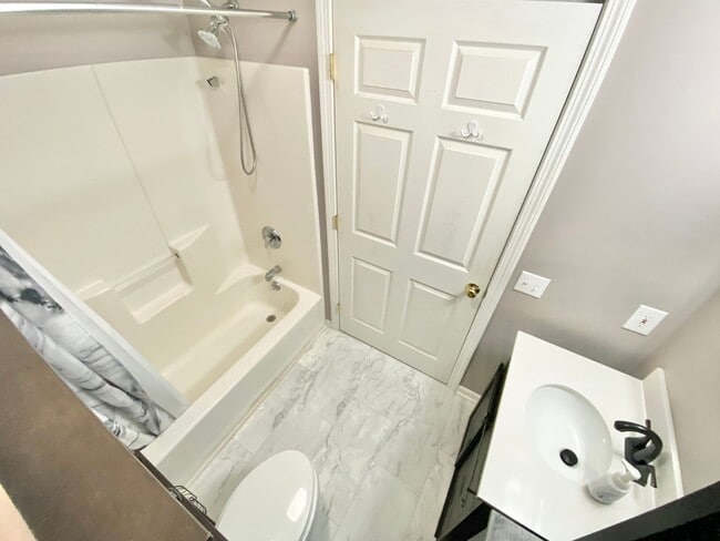 Building Photo - 1 Bedroom Apartment in Burlington VT Avail...