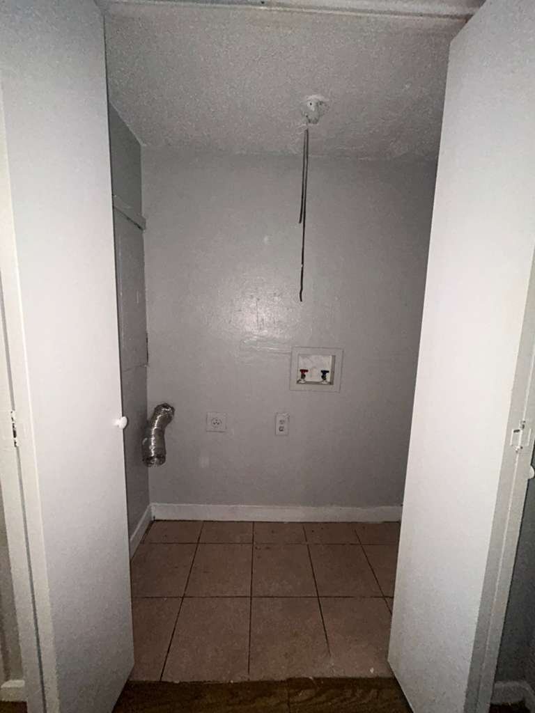 Building Photo - 2408 Hollandale Cir