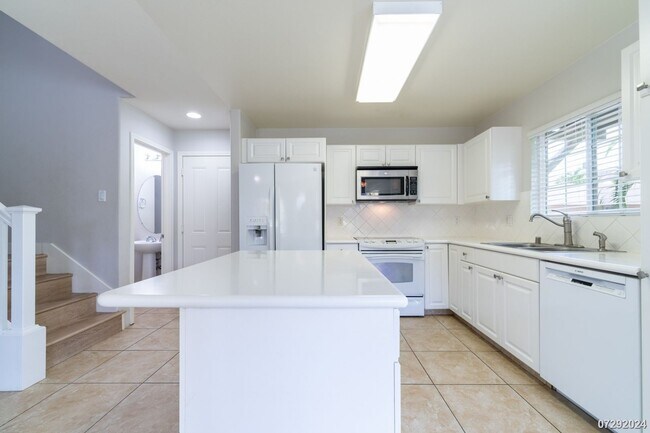 Building Photo - $3700 | 3br/2.5ba Townhome in Fairway's Edge