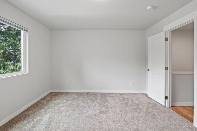 Building Photo - "Spacious 3-Bedroom Duplex Retreat on Park...