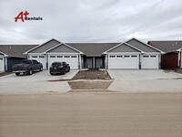 Building Photo - Three bedroom two bathroom Twin home w/ tr...