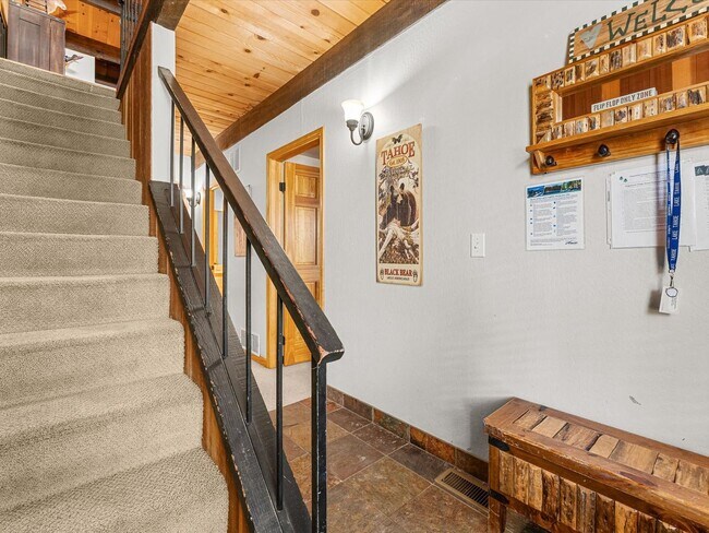 Building Photo - LONG-TERM RENTAL: Updated Townhome in Prime Location! 2 Bedrooms & Loft, Fully Furnished!