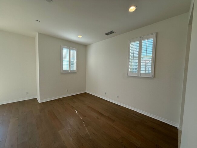 Building Photo - Beautiful spacious 3 Bedroom 3.5 bath 2185...