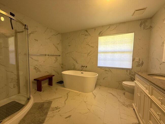 Building Photo - Beautiful 3 bedroom 2.5 bathroom pool home