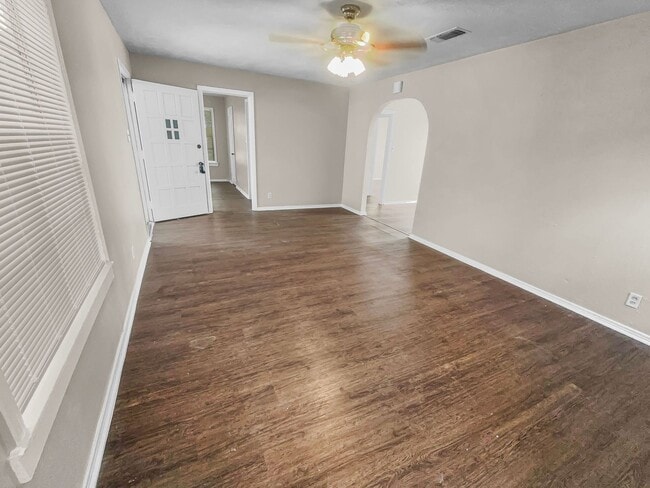 Building Photo - Ridglea West Home with Hardwood Floors & F...