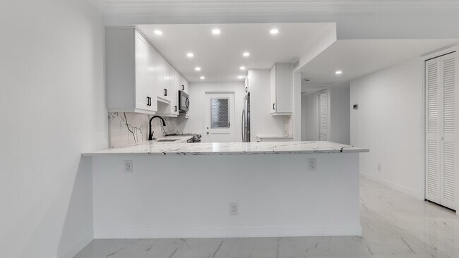 Building Photo - 3000 N Palm Aire Dr