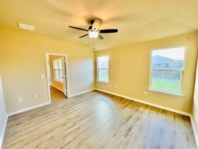 Building Photo - 704 Silver Wing Dr