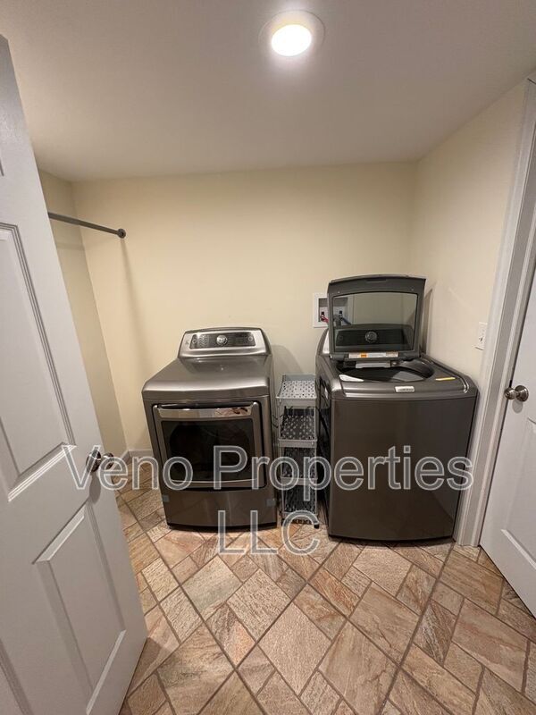 Building Photo - 330 Louden Rd