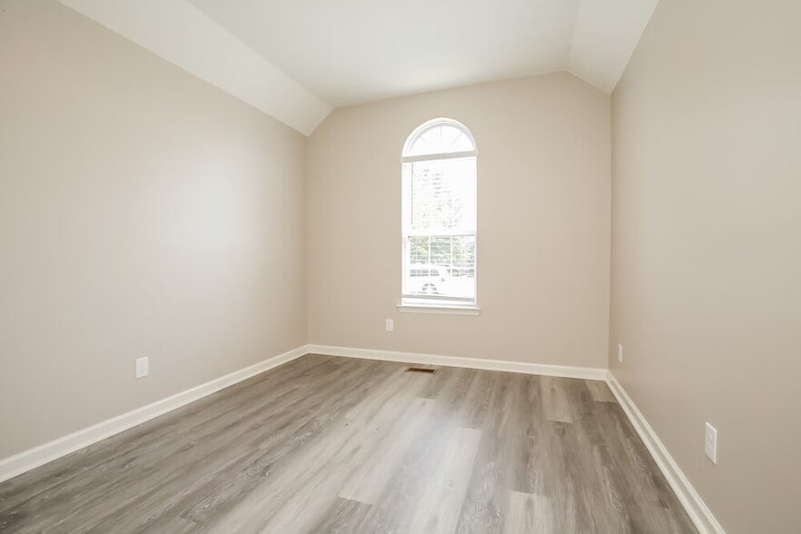 Building Photo - 2431 English Hill Dr