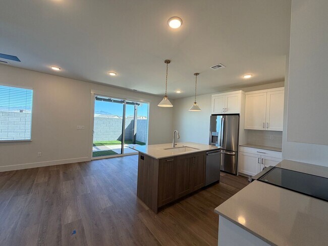 Building Photo - BRAND NEW TOWNHOME FOR RENT BY CRIMSON CLIFFS!