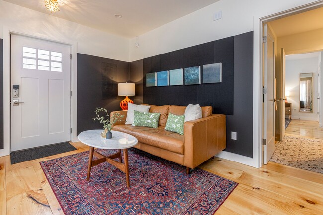 Building Photo - Recently Renovated 1BR Near Maine Med