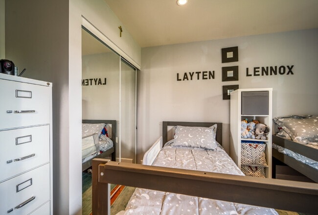 Building Photo - Charming Townhome with Unbeatable Amenities