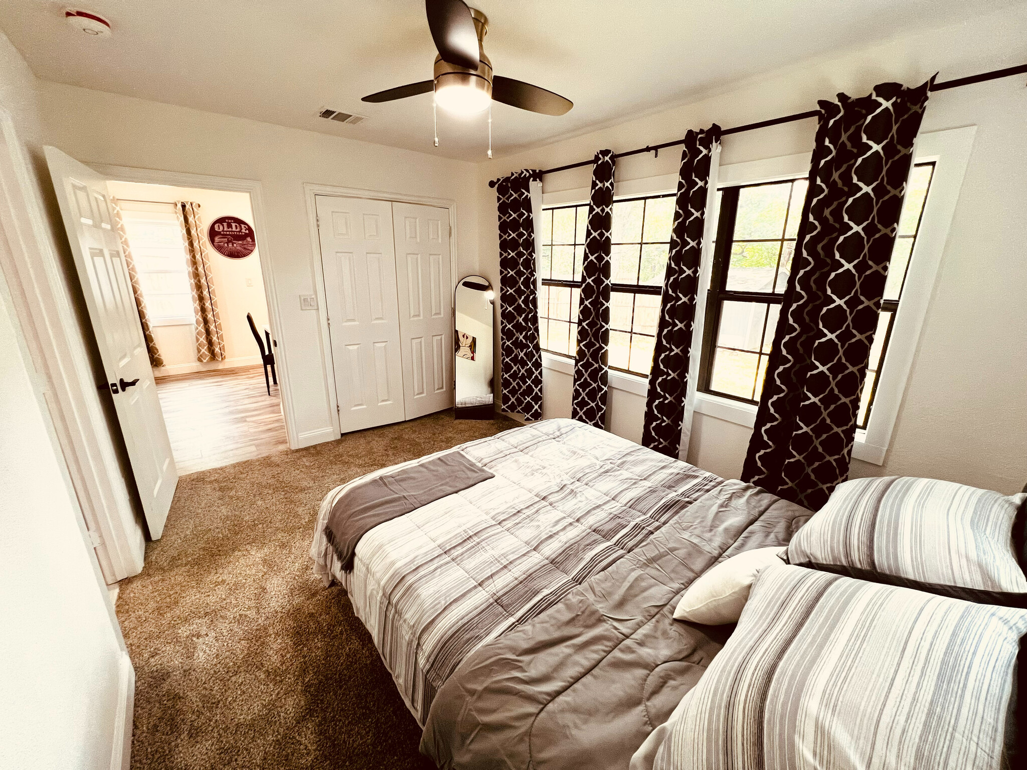 Building Photo - Room in House on W Brooklyn Ave