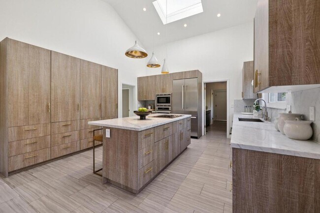 Building Photo - 6 Friars Ln